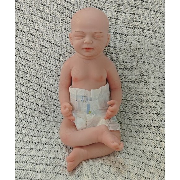 US 45cm Eyes Closed Sleeping Reborn Boy Baby Dolls 6.16lbs Full Silicone Dolls - Picture 5 of 10